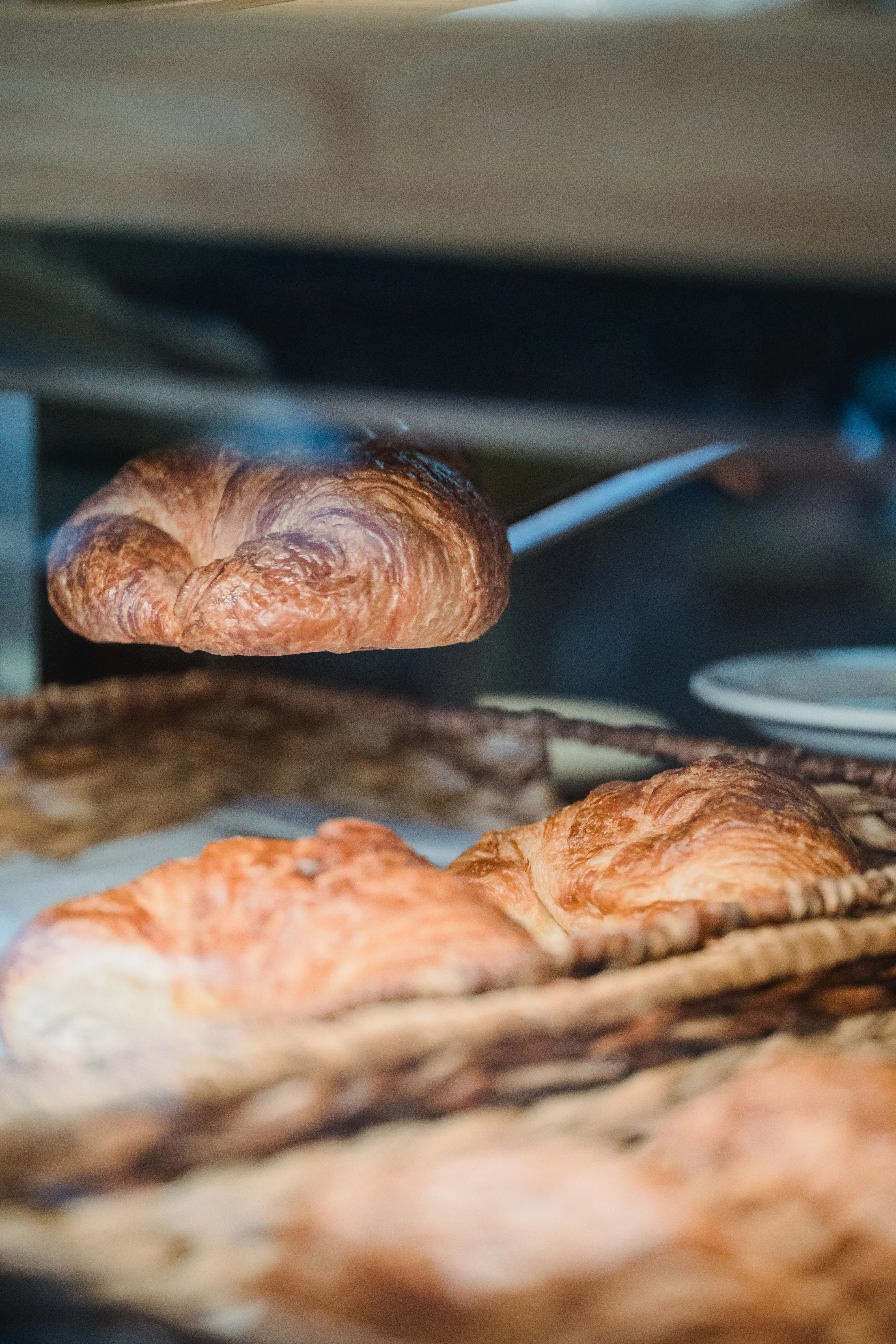 Frissen sült croissant-ok a rácson