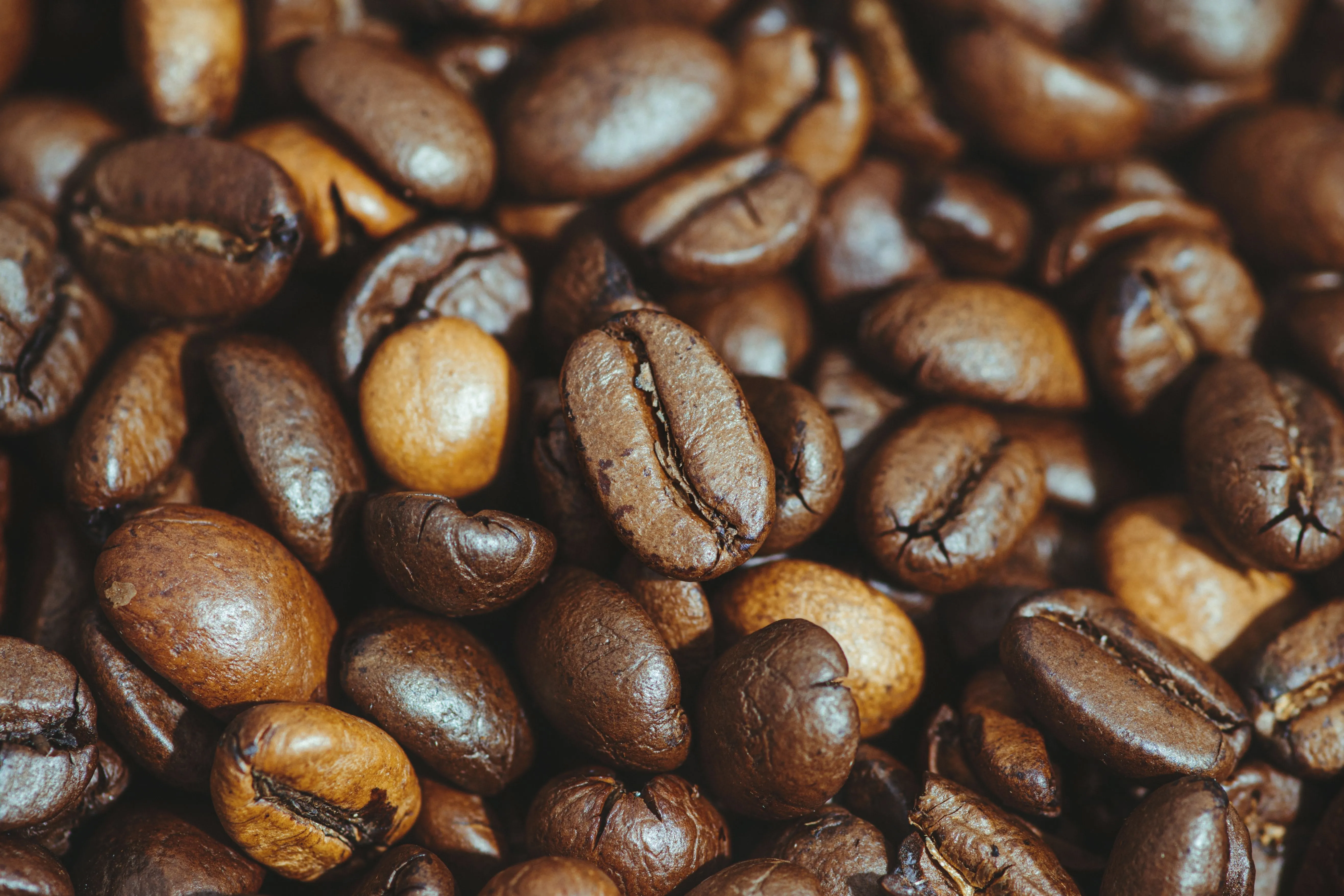 Barista készíti a kávét