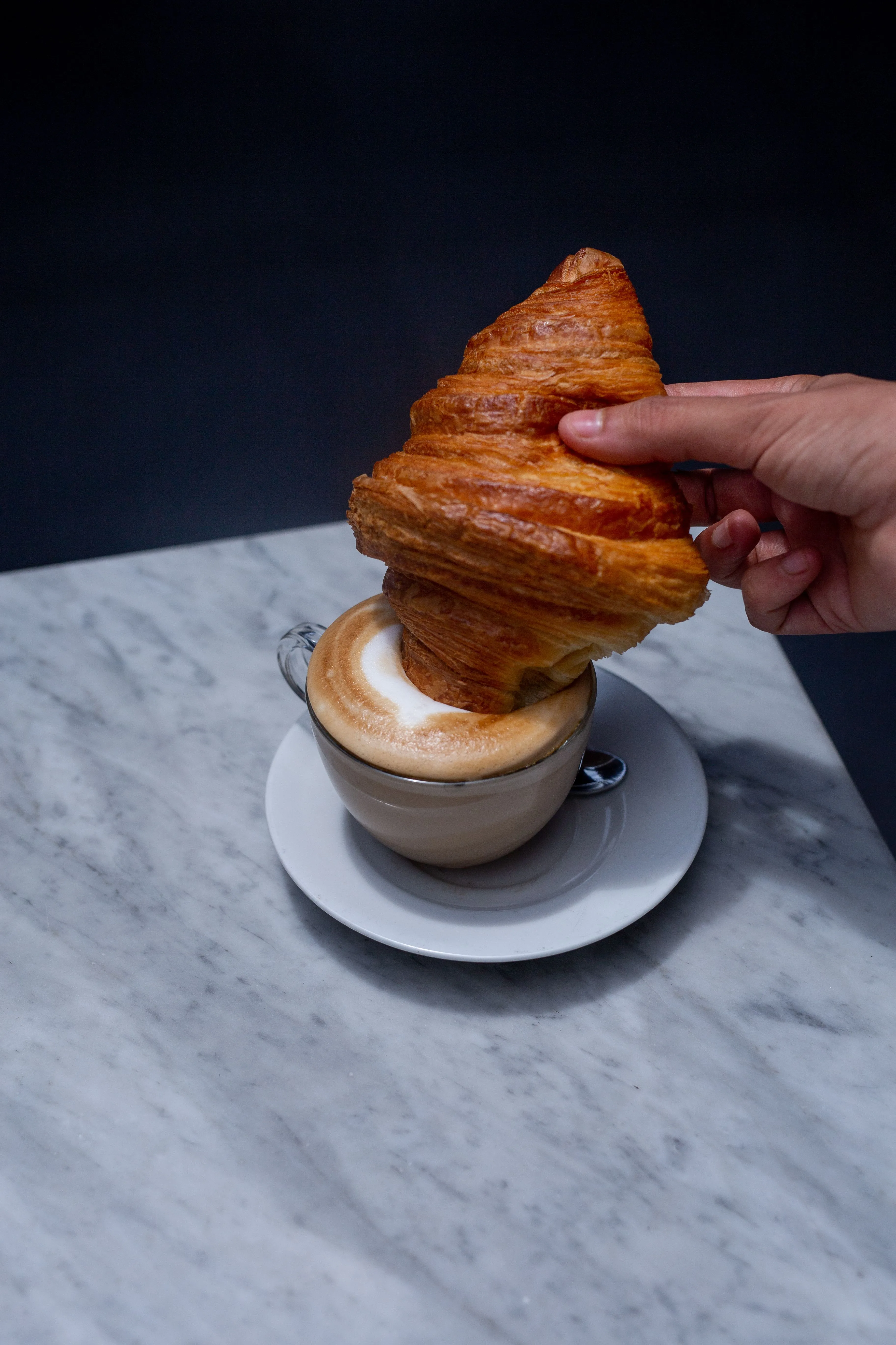 Kávé és croissant rituálé