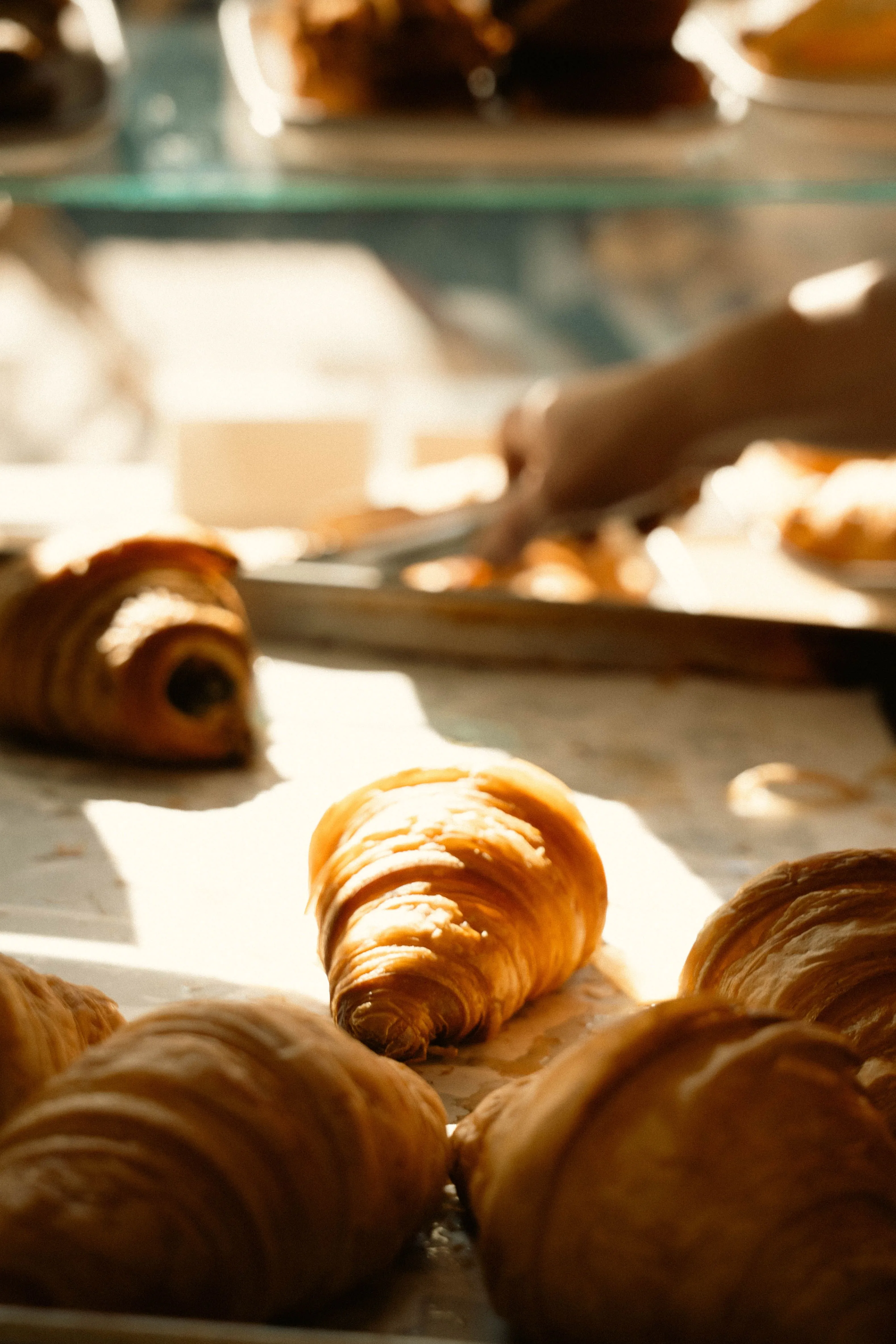 Aranybarna, ropogós kézműves croissant makrófotó
